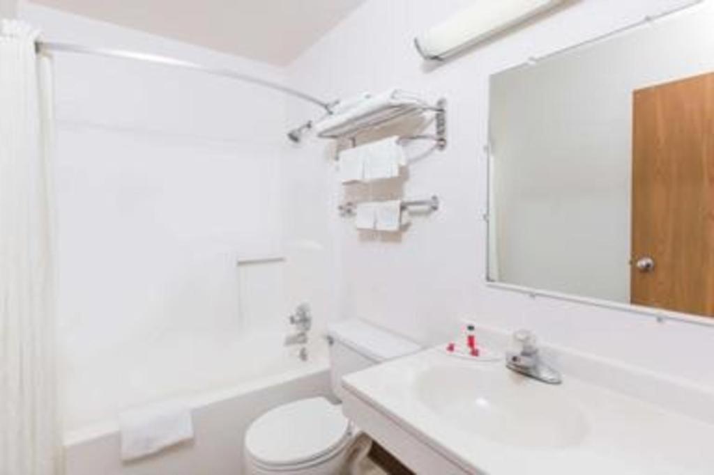 Super 8 By Wyndham Wayne Otel Dış mekan fotoğraf