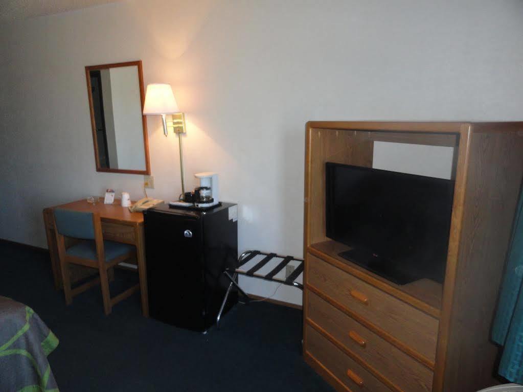 Super 8 By Wyndham Wayne Otel Dış mekan fotoğraf
